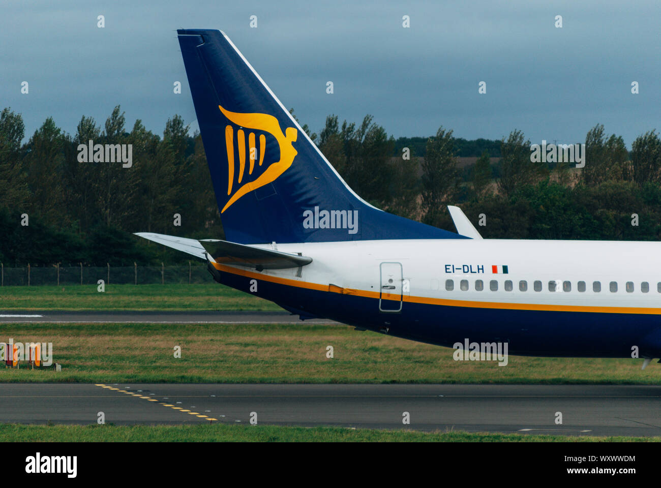 Edimburgo, Scozia - 30 agosto 2019: dettaglio della coda di un passeggero Ryanair aereo dopo lo sbarco in aeroporto. Foto Stock