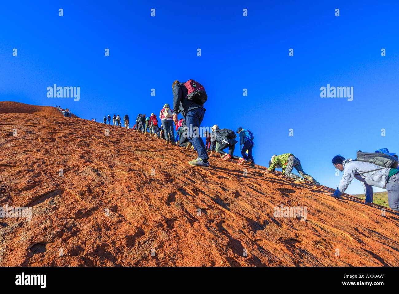 Uluru, Territorio del Nord, l'Australia - Agosto 23, 2019: folla di persone che salgono su Ayers Rock - Uluru Kata Tjuta National Park prima del 26 ottobre 2019 Foto Stock