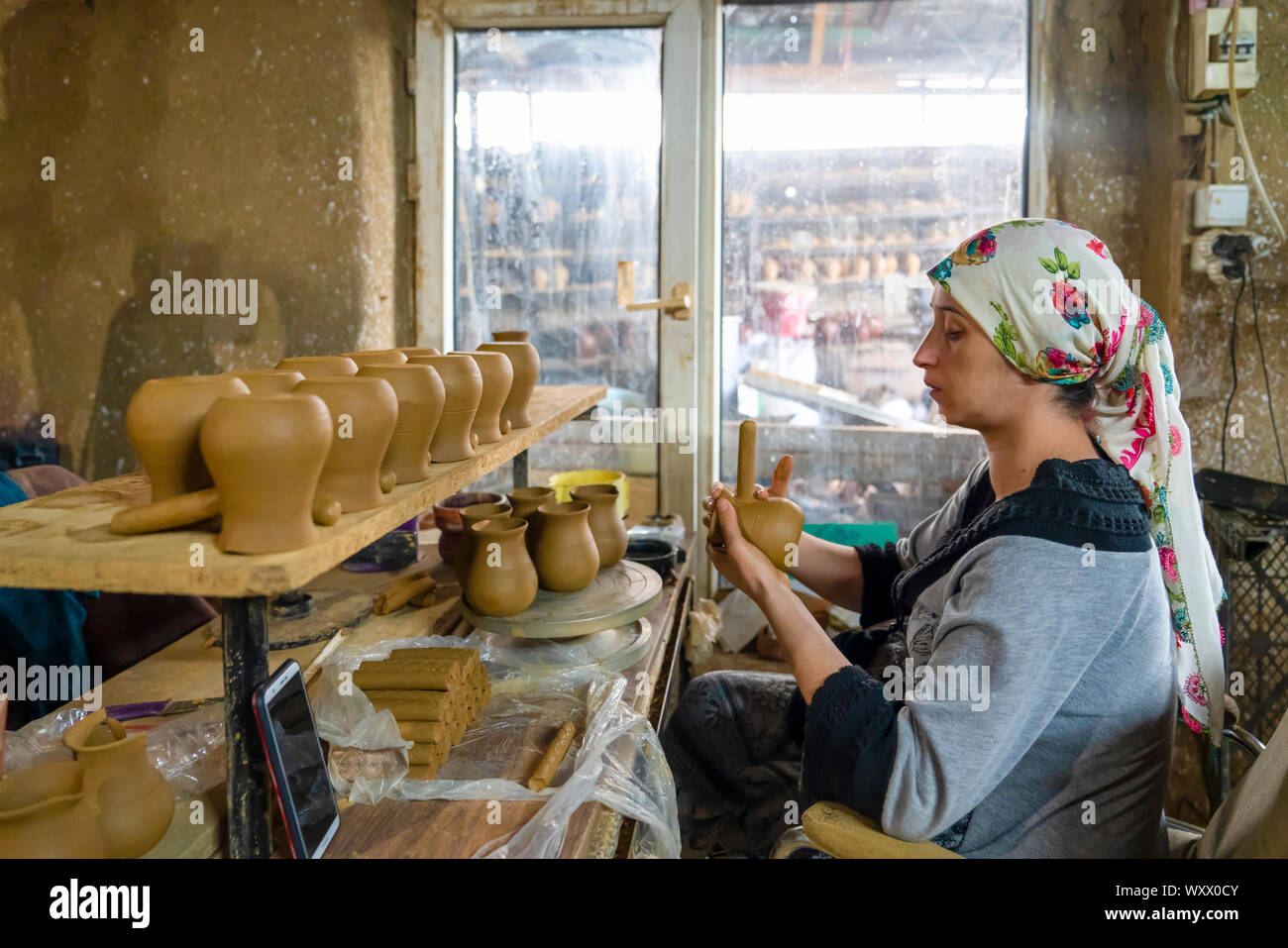 Kinik, Bingöl / TURCHIA - Settembre 08 2019: Donna di mani rendendo vaso di ceramica. Craftswoman creazione di lavoro in ceramica, argilla di sagomatura rendendo pot. Close up Foto Stock