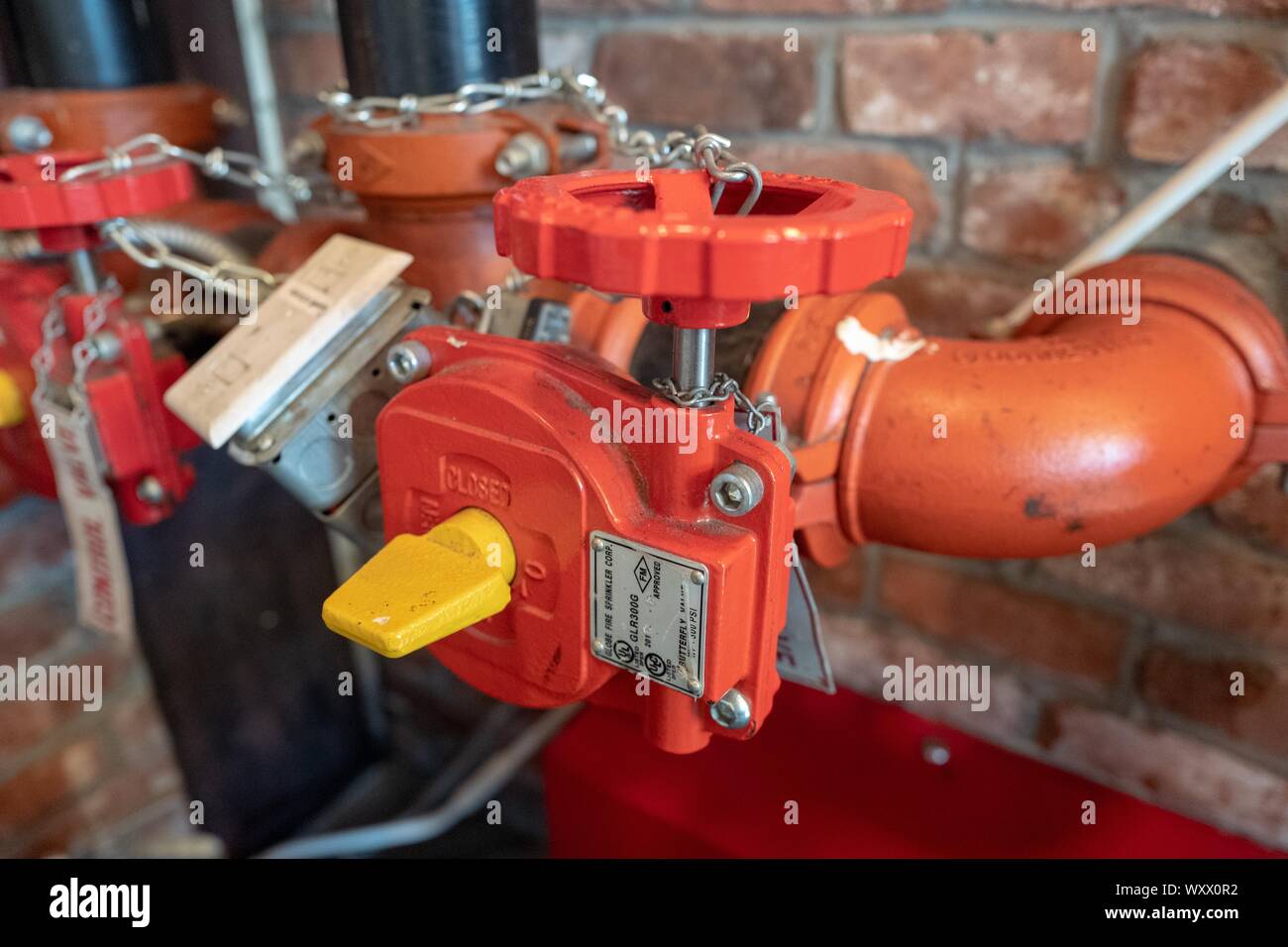 Close-up di valvole su un fuoco di soppressione e di impianto sprinkler automatico, 16 settembre 2019. () Foto Stock