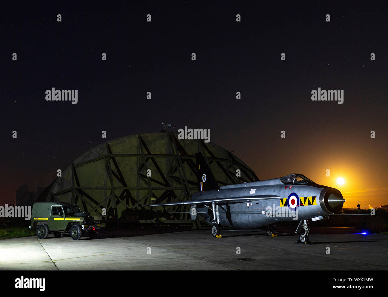 RAF Lightning XR768,Land Rover e fotografi di aviazione, in corrispondenza di una nightshoot in Cornovaglia AHC con Full Moon Rising spesso noto come il raccolto di mais o di luna Foto Stock