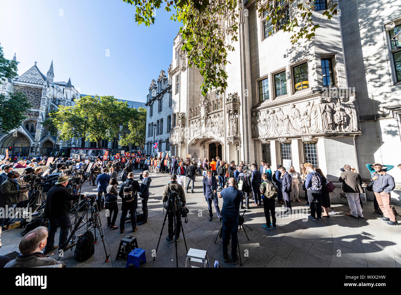 Premere, media e i manifestanti al di fuori della Corte suprema del Regno Unito a Westminster, Londra, Regno Unito, durante l udienza in tribunale della legittimità del Parlamento proroguing Foto Stock