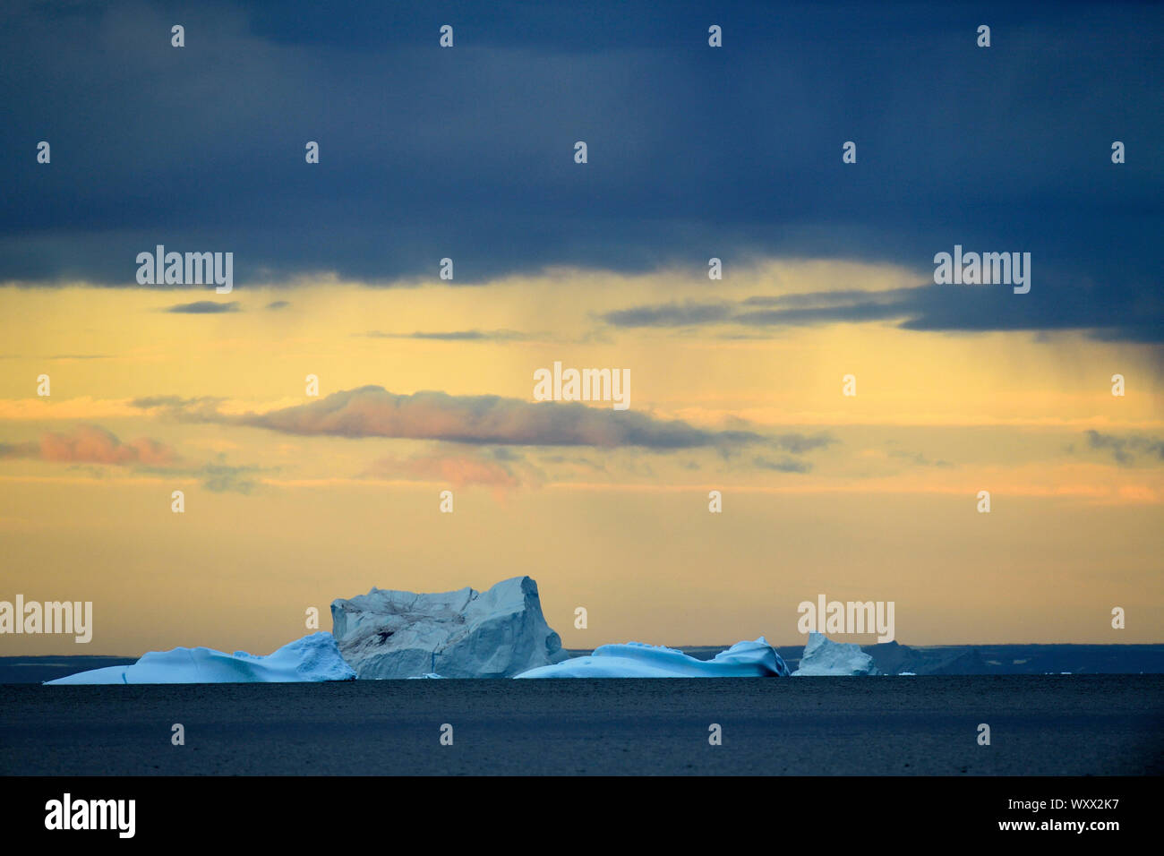 Iceberg al tramonto in Scoresby Sund, che ben presto sarà più di drifting pezzi di ghiaccio in Groenlandia Foto Stock