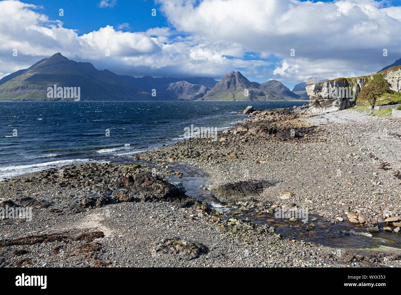 Regno Unito, Scozia, Inner Hebrides, Isola di Skye, Elgol, Loch Scavaig con Black Cuillin Hills oltre Foto Stock