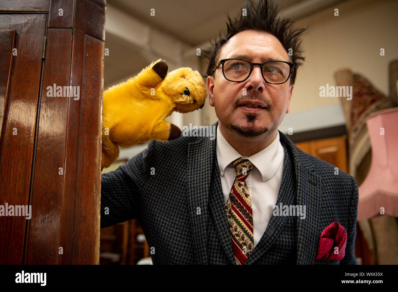 Senior Auctioneer Rik Alexander con un pupet originale della TV di Sooty, che era stato 'stendendo in una scatola per 40 anni' e potrebbe fetch sopra??1000 quando va in su per l'asta ad Hansons Auctioneers in Derbyshire il giovedì. Data immagine: 18/09/19. Tina Stewart ha deciso di vendere l'oggetto dopo che il proprietario del Sooty Show, Richard Cadell, le ha detto del suo valore dopo aver incontrato lei e il suo figlio di sei anni Kyle dopo un live show. Alla signora Stewart fu dato il sostegno televisivo dall'inventore originale di Sooty, Harry Corbett, che era un buon amico di suo padre, l'insegnante di biologia pensionato Paul Mouncey. Vedere la storia di PA Foto Stock