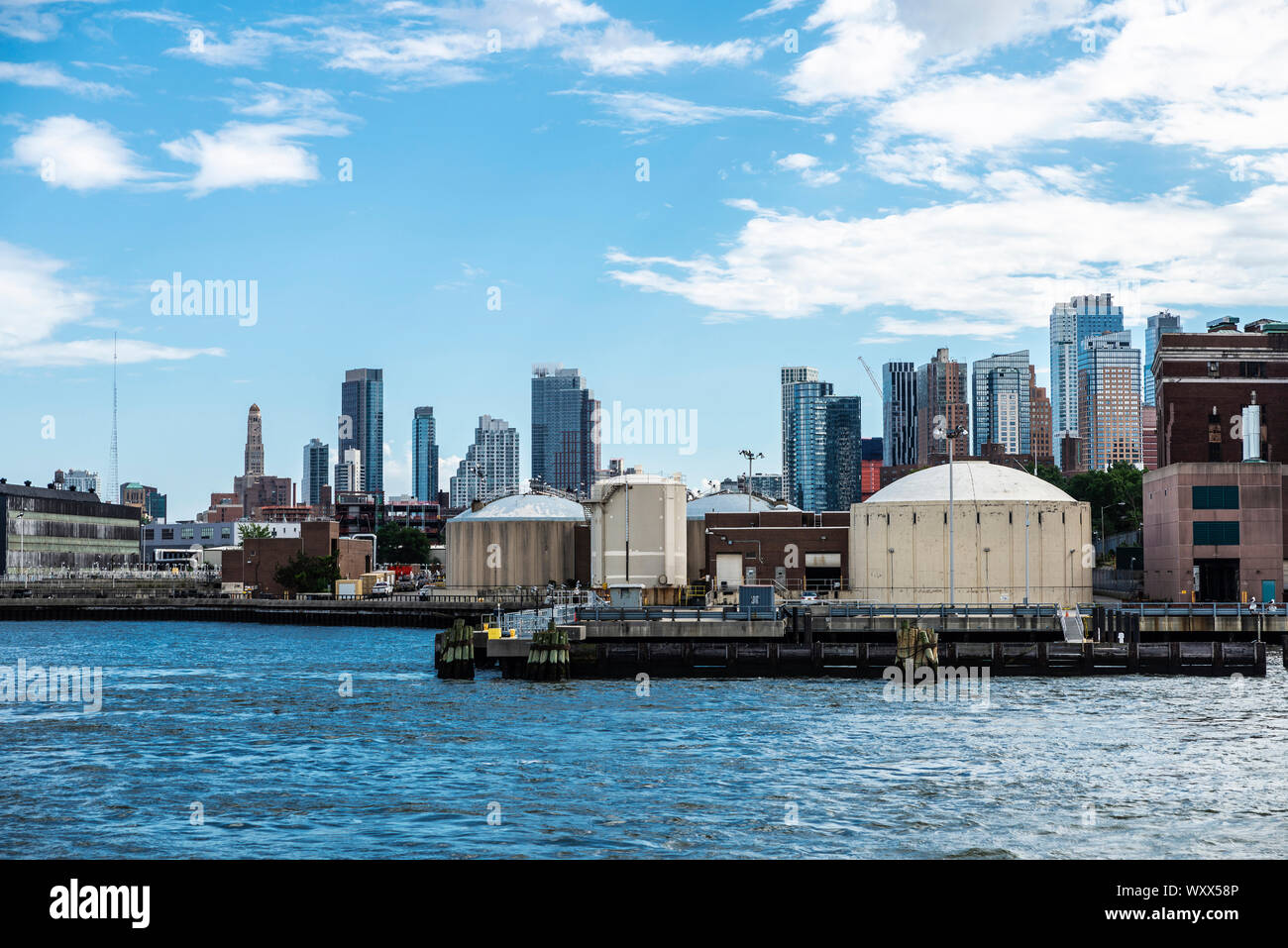 Dock con stabilimenti industriali e magazzini sulla East River in New York City, Stati Uniti d'America Foto Stock