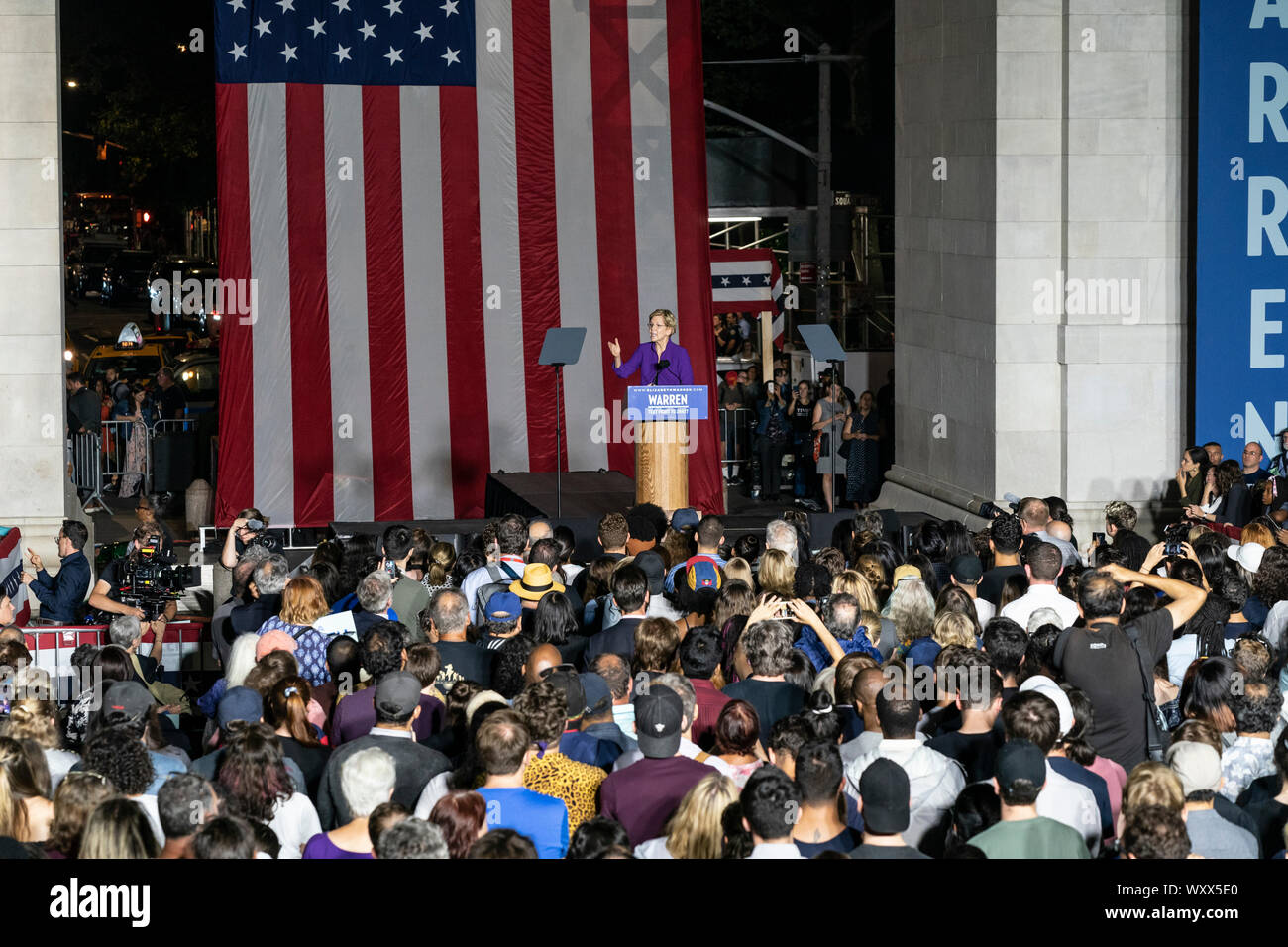 New York, Stati Uniti. Xvii Sep, 2019. Candidato presidenziale democratico Senatore USA Elizabeth Warren parla durante un rally a Washington Square Park di New York City. Credito: SOPA Immagini limitata/Alamy Live News Foto Stock