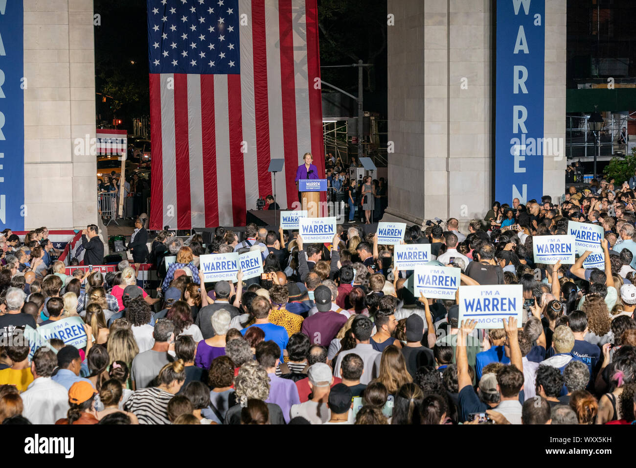 Candidato presidenziale democratico Senatore USA Elizabeth Warren parla durante un rally a Washington Square Park di New York City. Foto Stock