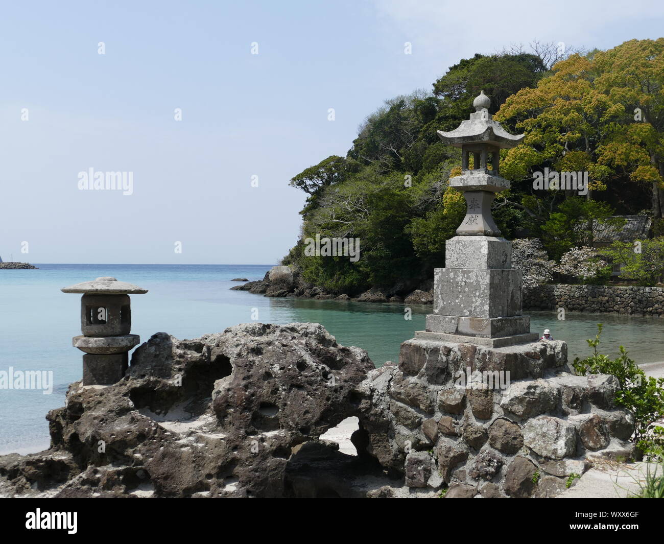Colonna giapponese su una spiaggia, Hirado, Kyushu, Giappone Foto Stock