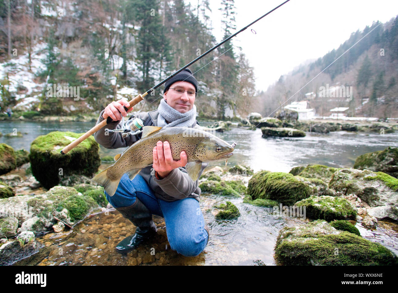 Pesca alla trota sul fiume Doubs, la cattura di una grossa trota selvaggia,  Goumois, Doubs, Franche-Comte, Francia Foto stock - Alamy