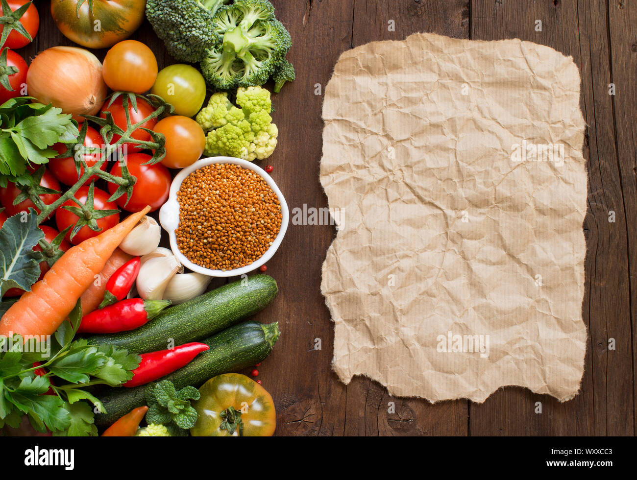 Non cotte di miglio rosso con verdure e notebook su legno Foto Stock