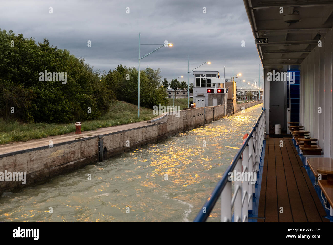 VIENNA, Austria - 21 agosto 2019: navigazione si blocca nel Danubio Freudenau vicino a Vienna. Alba Foto Stock