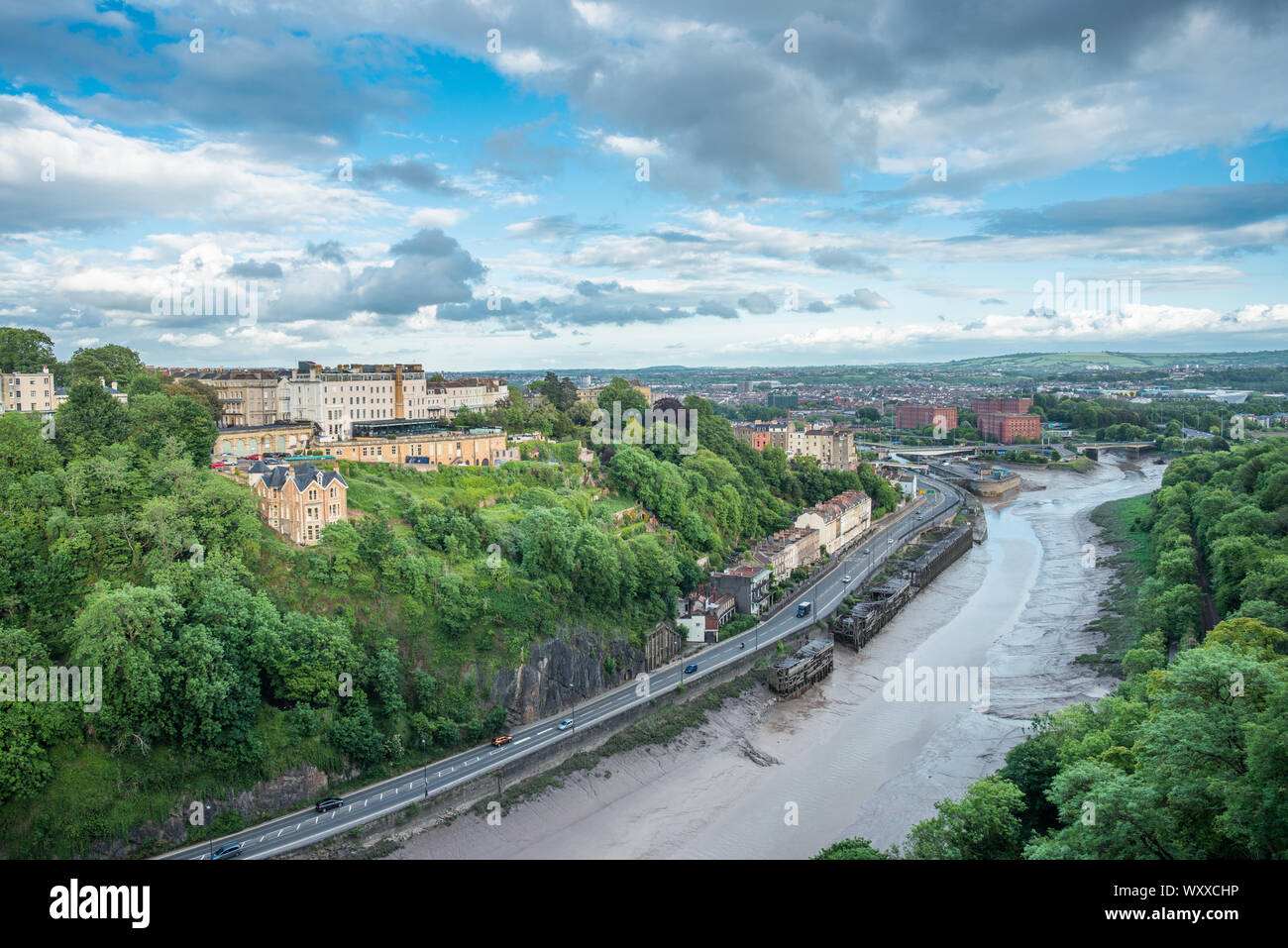 Ampia gamma di opinioni lungo il fiume Avon verso Hotwells da Clifton Suspension Bridge in Bristol, Avon, Inghilterra, Regno Unito. Foto Stock