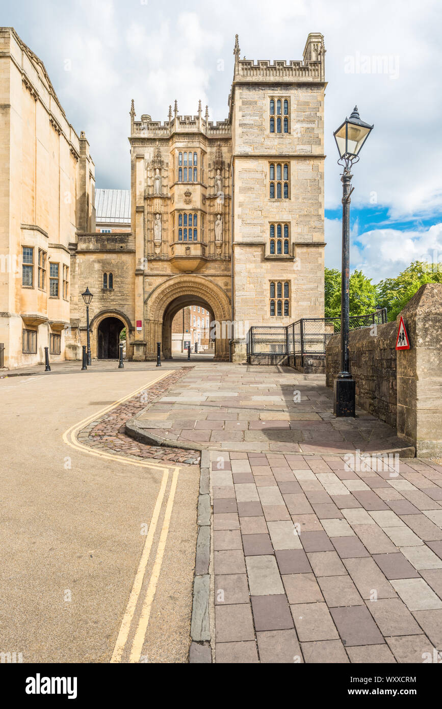 Il Gateway normanno a Bristol Biblioteca edificio nel centro città di Bristol, Avon, Inghilterra, Regno Unito. Foto Stock