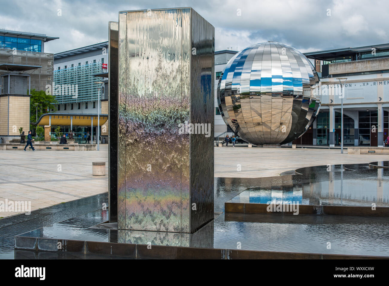 Millennium Square con il Planetario nella forma di un a piedi enorme sfera dello specchio a Bristol, Inghilterra, Regno Unito. Foto Stock