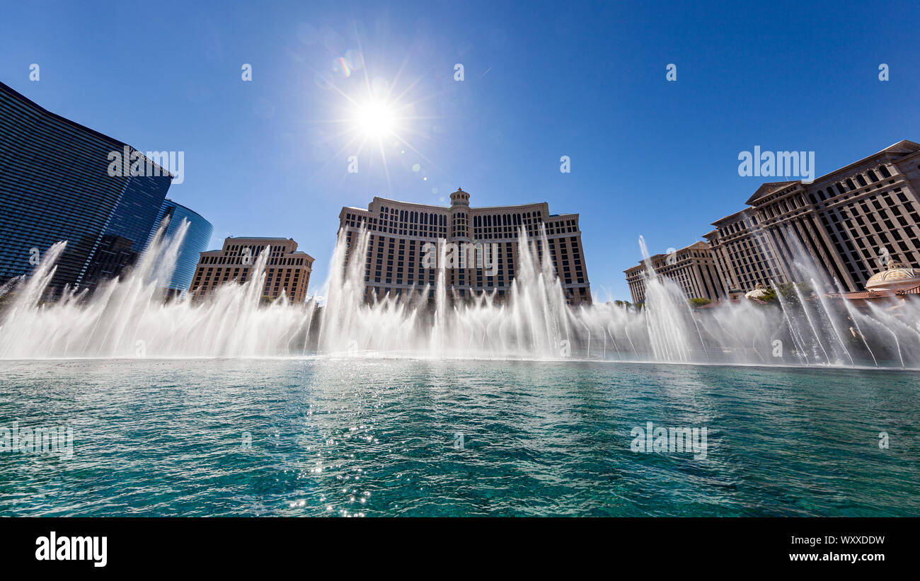 Le fontane danzanti a Bellagio messo su uno spettacolo per i turisti. Foto Stock