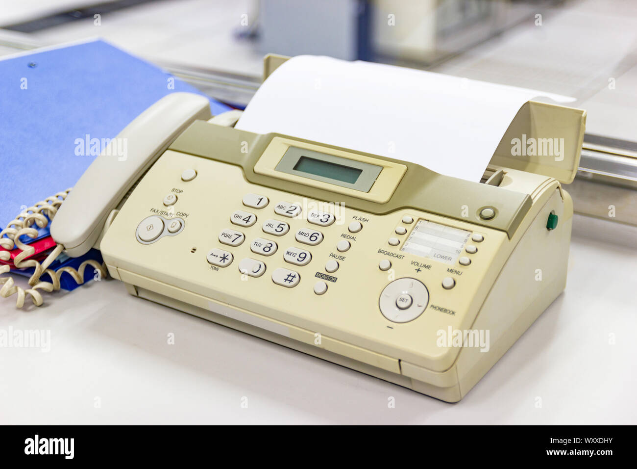 La macchina del fax per l'invio di documenti nel concetto di ufficio  attrezzature necessarie in ufficio Foto stock - Alamy