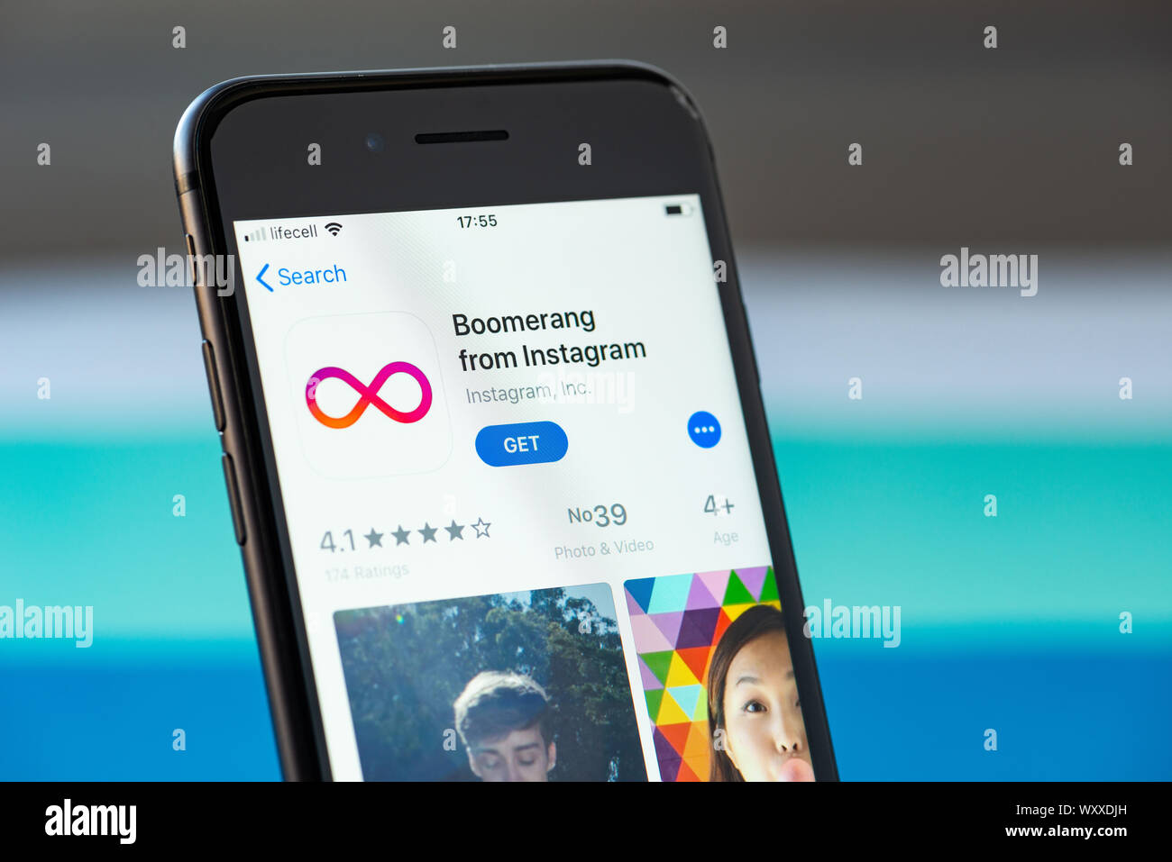 Kiev, Ucraina - 17 Settembre 2019: Studio shot di Apple iPhone 8 smartphone con Boomerang applicazione mobile sullo schermo Foto Stock