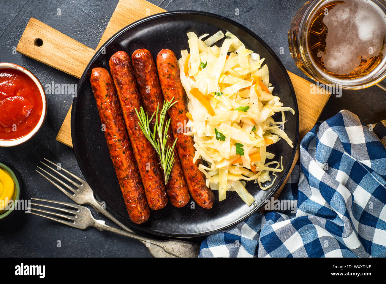 Salsicce, crauti, bretzels e birra. Foto Stock