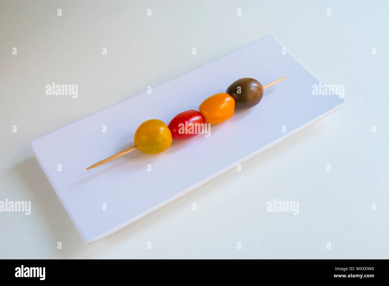 Spiedino di fatto assortiti di pomodori ciliegia. Foto Stock