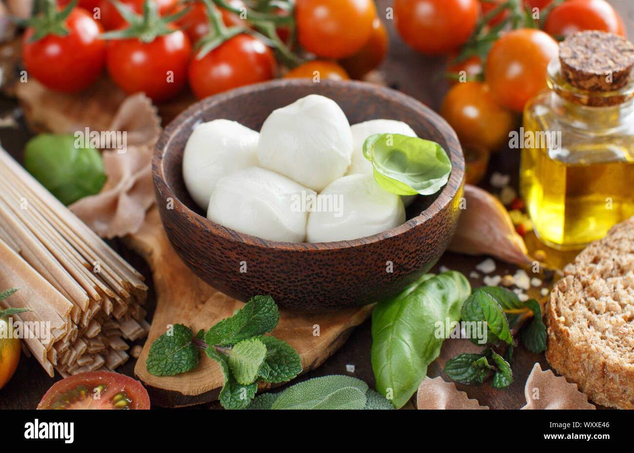 La cucina italiana ingridients : mozzarella, pomodoro, basilico, olio di oliva ed altri Foto Stock