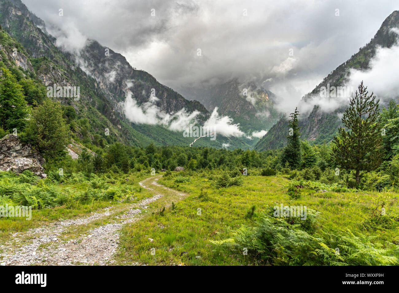 Nuvole coprire parzialmente il selvaggio e drammatici Alpi Albanesi, noto anche come la maledizione in montagna nella valle Valbone National Park, Nord Est Foto Stock