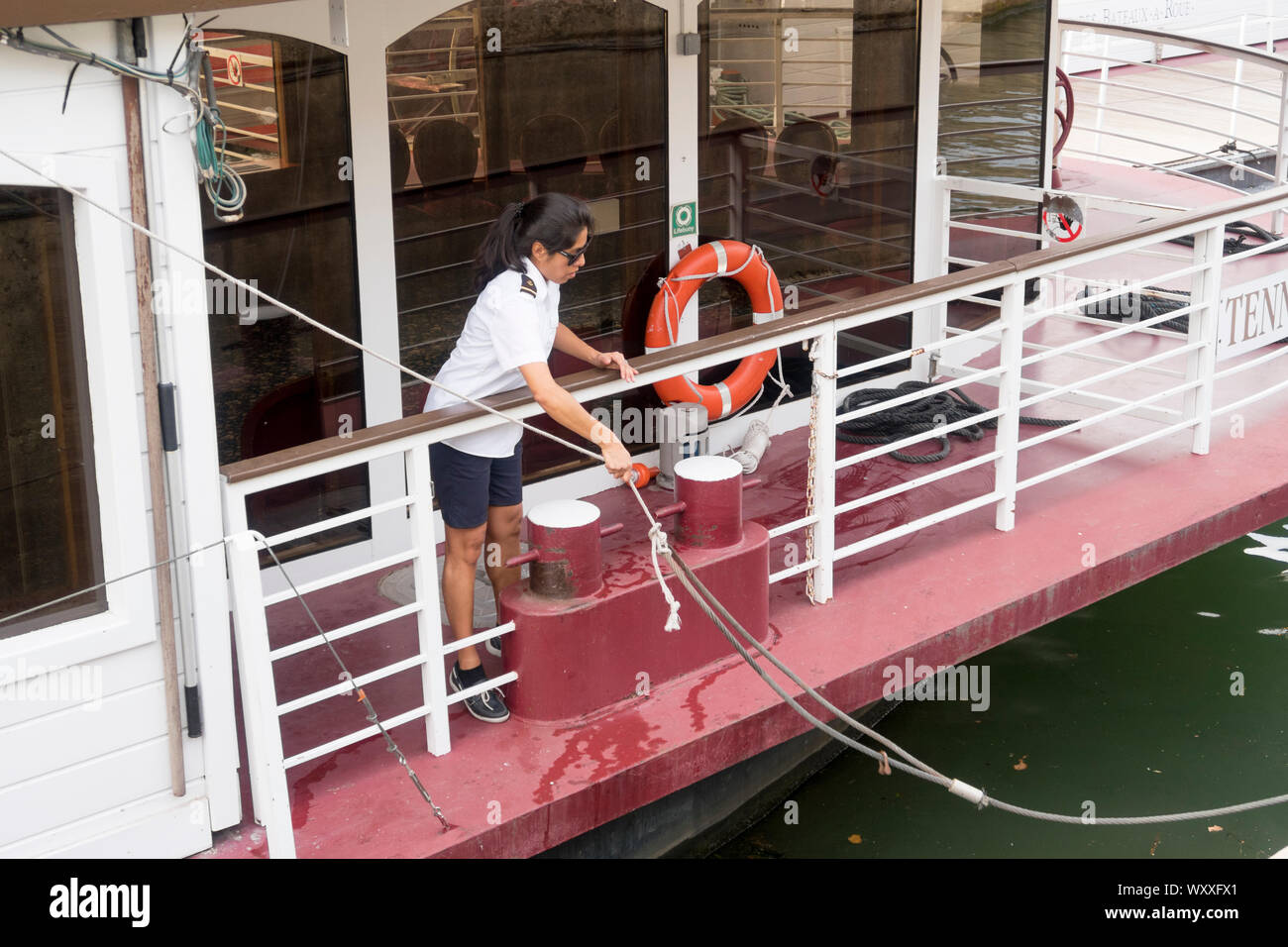 Parigi, Francia - 31 Ago, 2019: Femmina sailor disinserimento a tourboat sul Fiume Senna a Parigi, Francia. Foto Stock