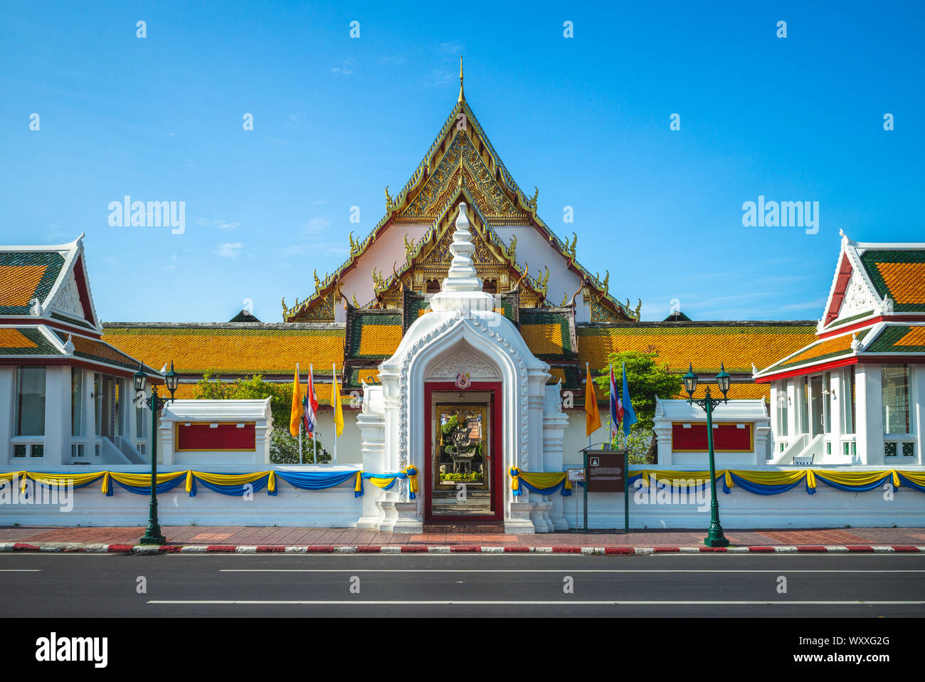 Facciata di Wat Suthat a Bangkok, in Thailandia Foto Stock