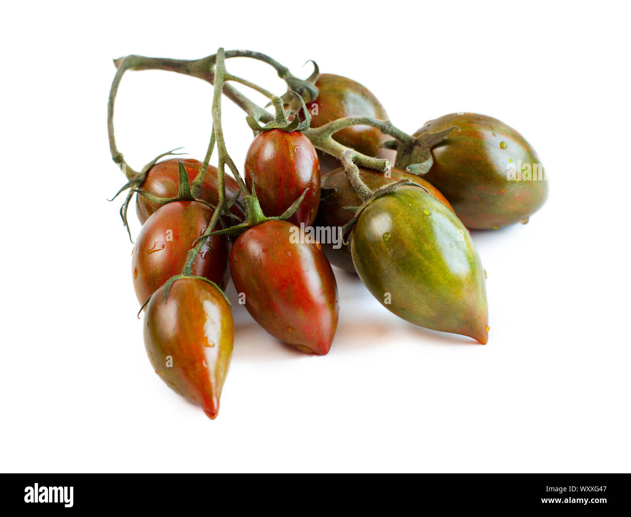 Neri freschi pomodori ciliegia isolati su sfondo bianco Foto Stock