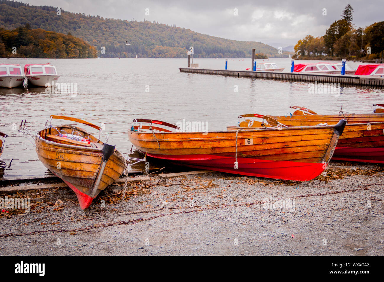 Porto, warf, marina, shore con barche di legno. Lake District Foto Stock