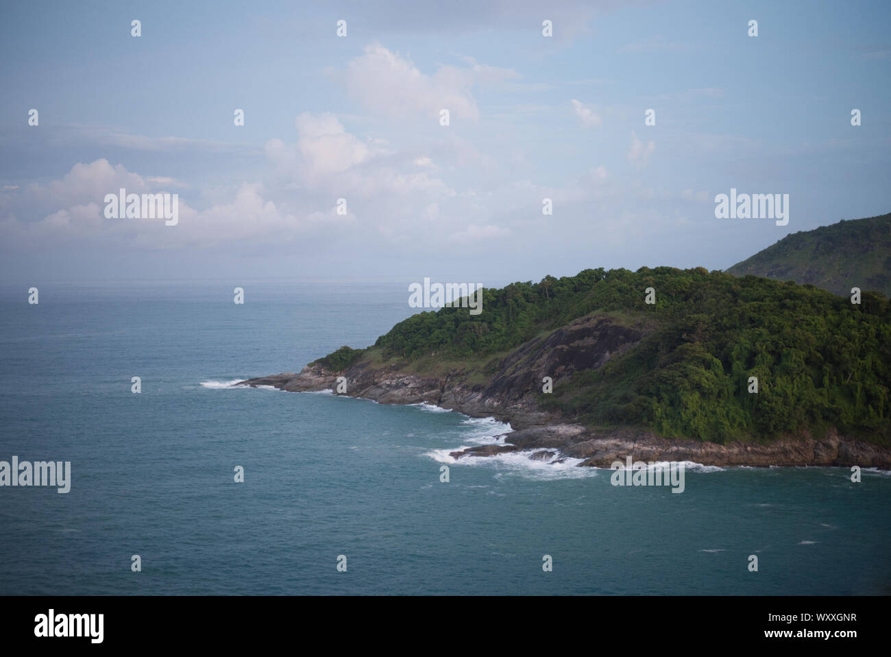 Giorno nuvoloso al Promthep Cape in Phuket Thailandia Foto Stock