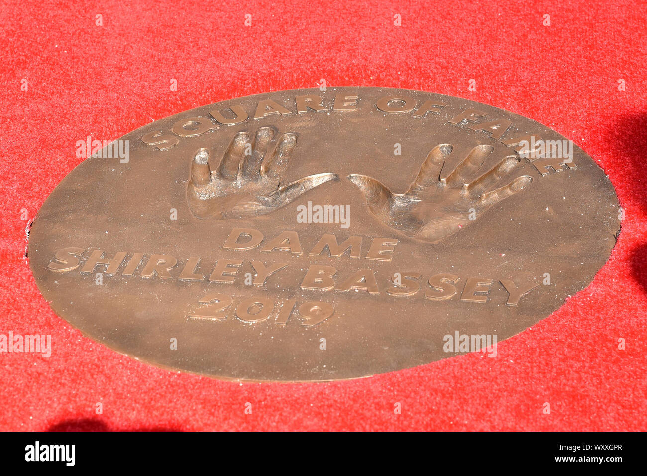 Handprints di Dame Shirley Bassey nella forma di una targa di bronzo in 'Square di fama" al SSE Arena, Wembley, in Wembley Park a Londra per contrassegnare i sessanta anni di intrattenimento a Londra iconici di musica e luogo di divertimento. Foto Stock