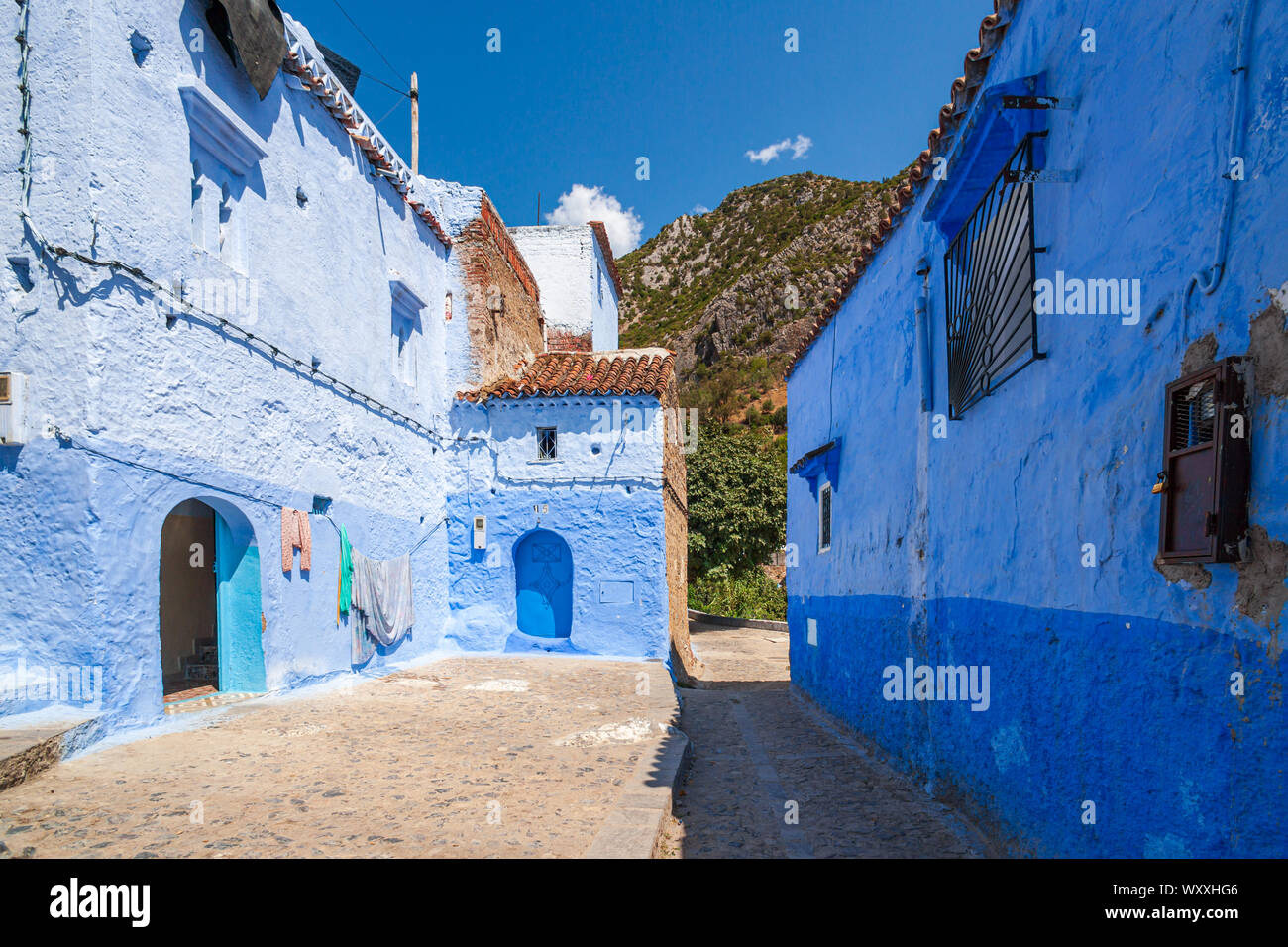 Chefchaouen, o Chaouen, è una città in Rif Mountains del nord-ovest del Marocco. È conosciuto per il sorprendente, blu-lavato edifici del suo centro storico. Foto Stock