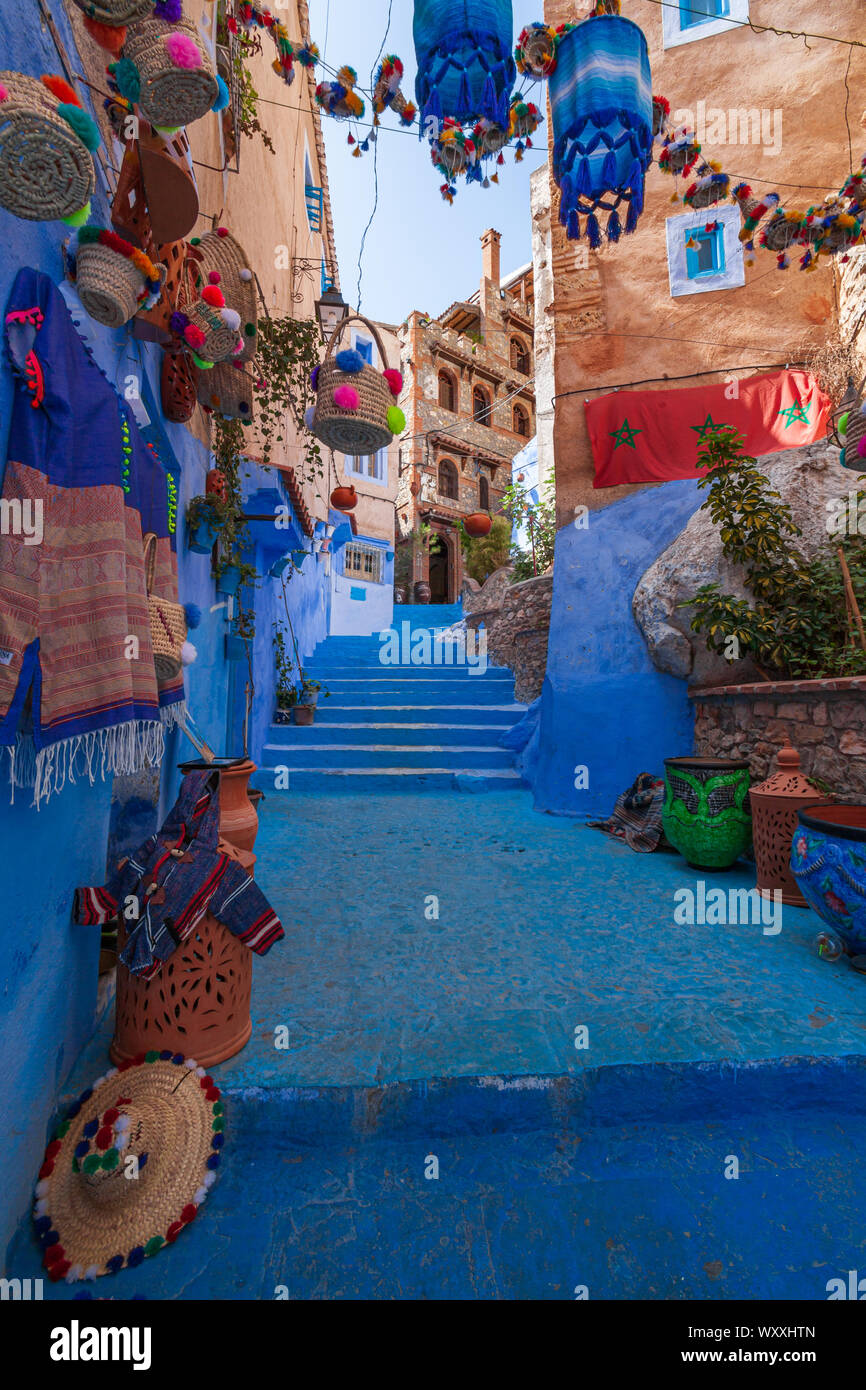 Chefchaouen, o Chaouen, è una città in Rif Mountains del nord-ovest del Marocco. È conosciuto per il sorprendente, blu-lavato edifici del suo centro storico. Foto Stock