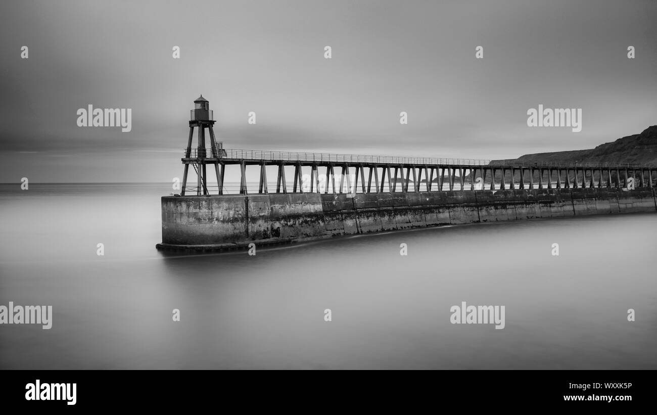 Una lunga esposizione di Whitby Pier, Whitby, North Yorkshire, Regno Unito. Foto Stock