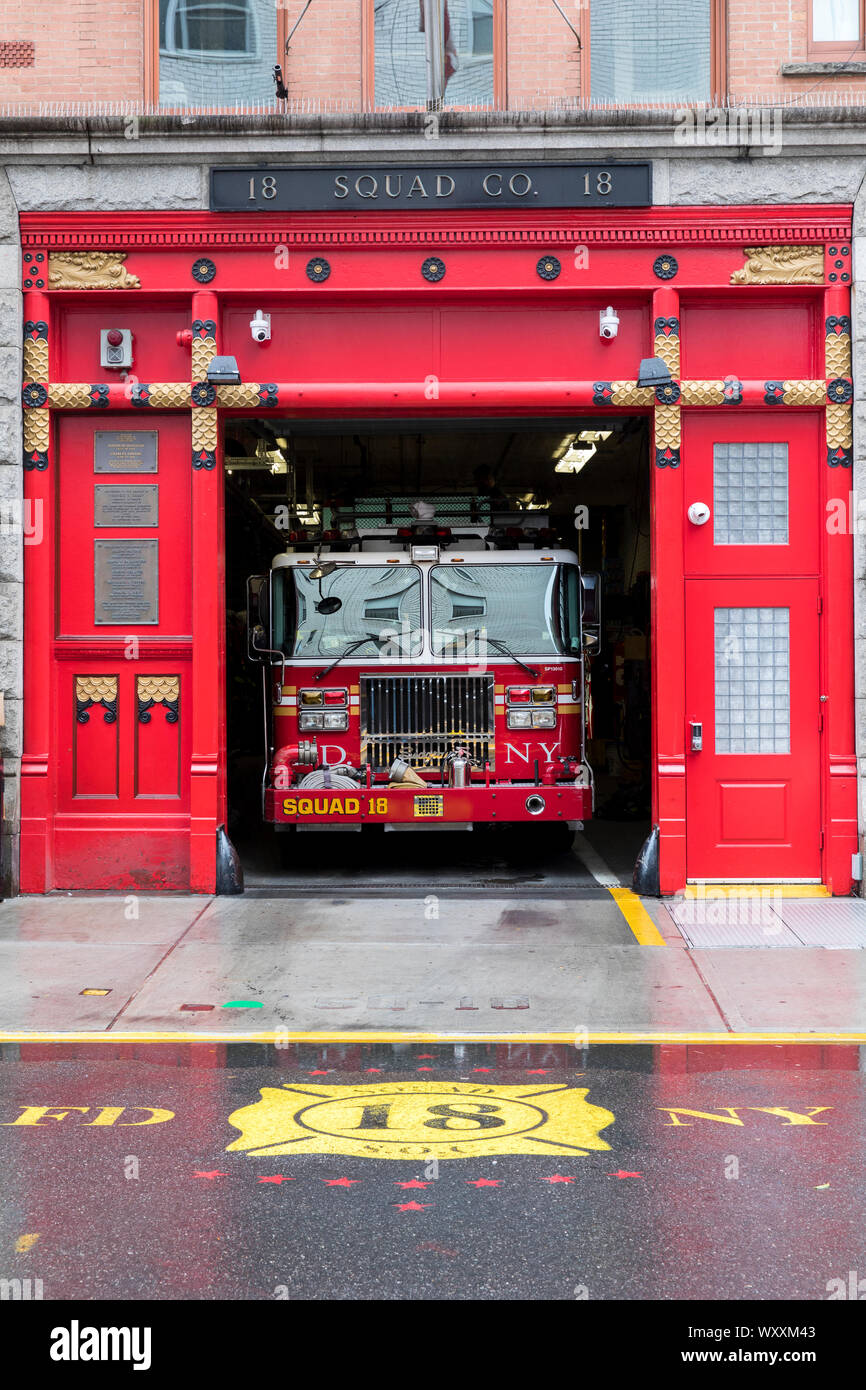 FDNY - Vigili del fuoco della città di New York - Squad Azienda 18 fire carrello motore in deposito a West 10th Street a New York City West Village, STATI UNITI D'AMERICA Foto Stock
