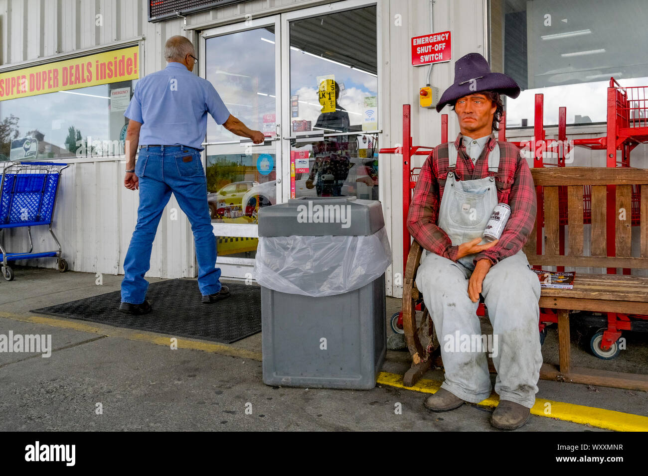 Dimensioni di vita uomo figura sul banco di lavoro al di fuori del negozio, Sumas WASHINGTON, STATI UNITI D'AMERICA Foto Stock