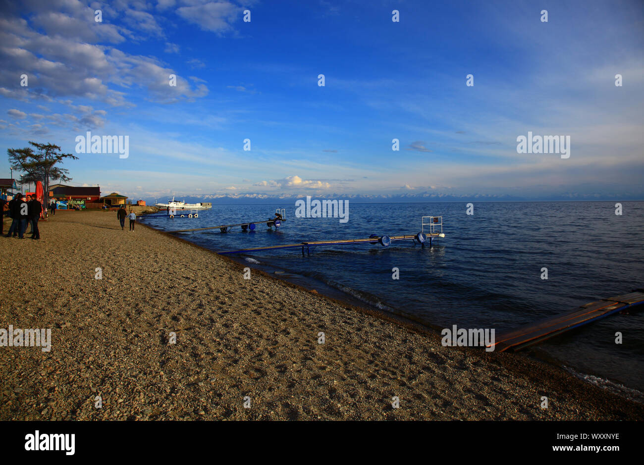 Listvyanka, Russia - 26 Maggio 2019: riva del lago Baikal. Twilight. Foto Stock