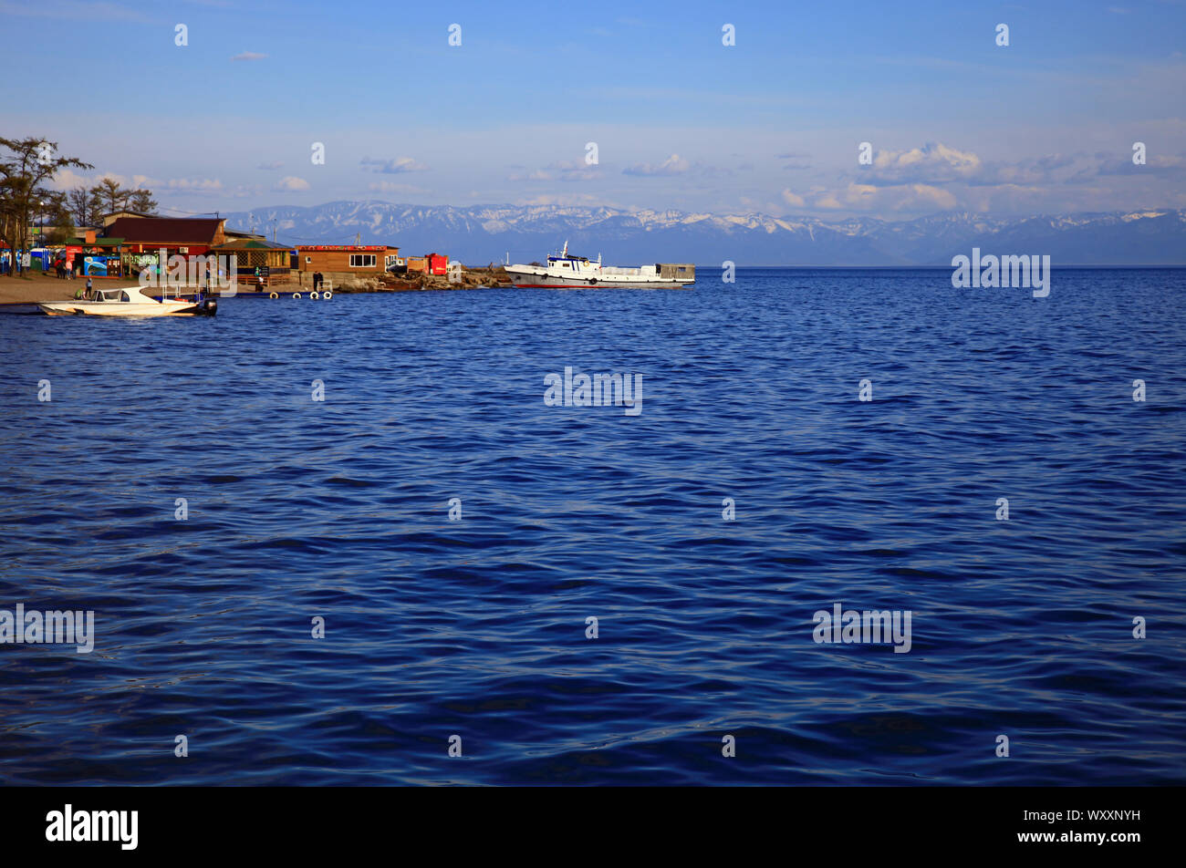 Lago Baikal, Siberia. La Russia. Insediamento Listvyanka, Oblast di Irkutsk. Foto Stock