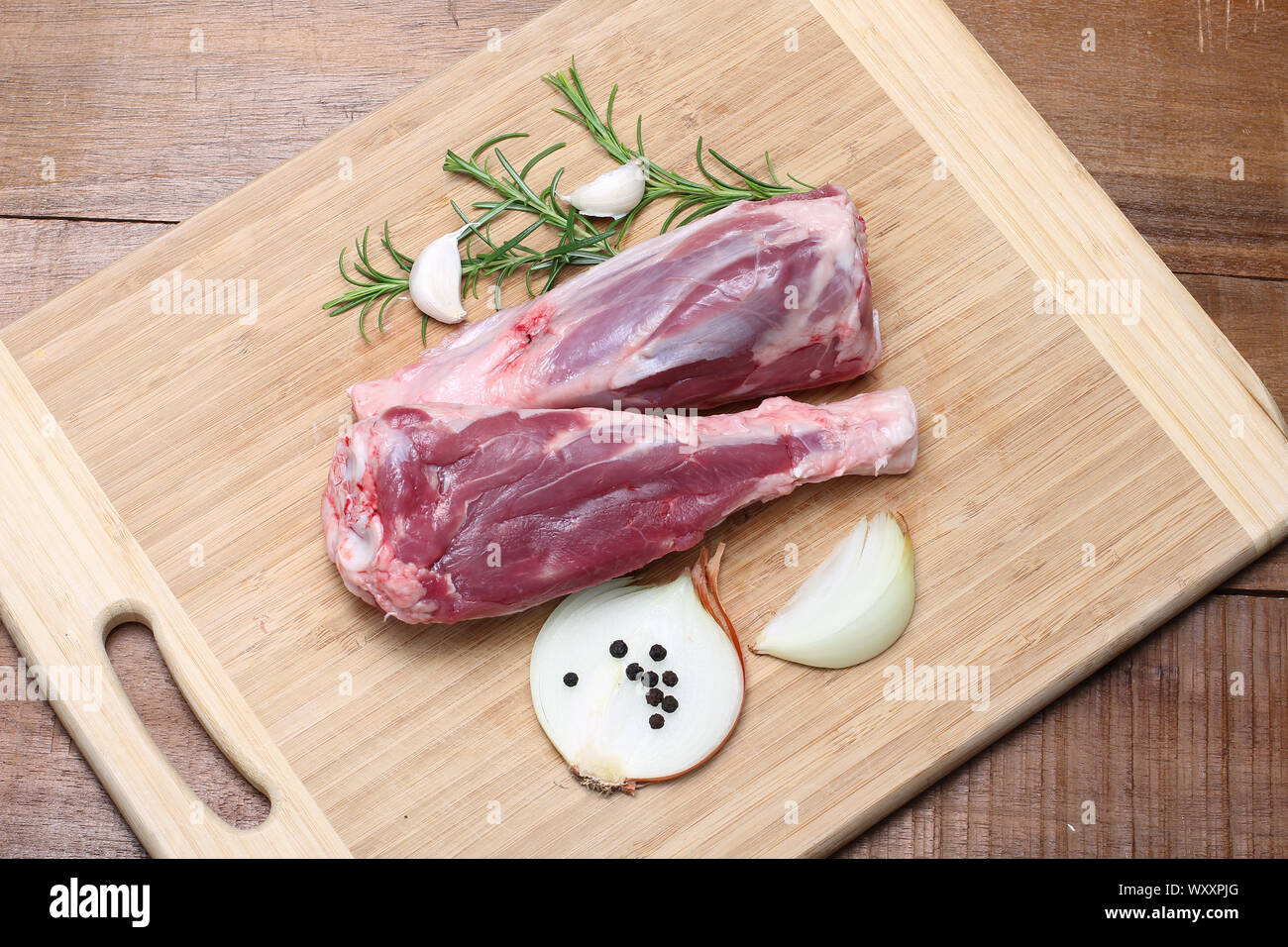 Gambo di agnello sul tagliere Foto Stock