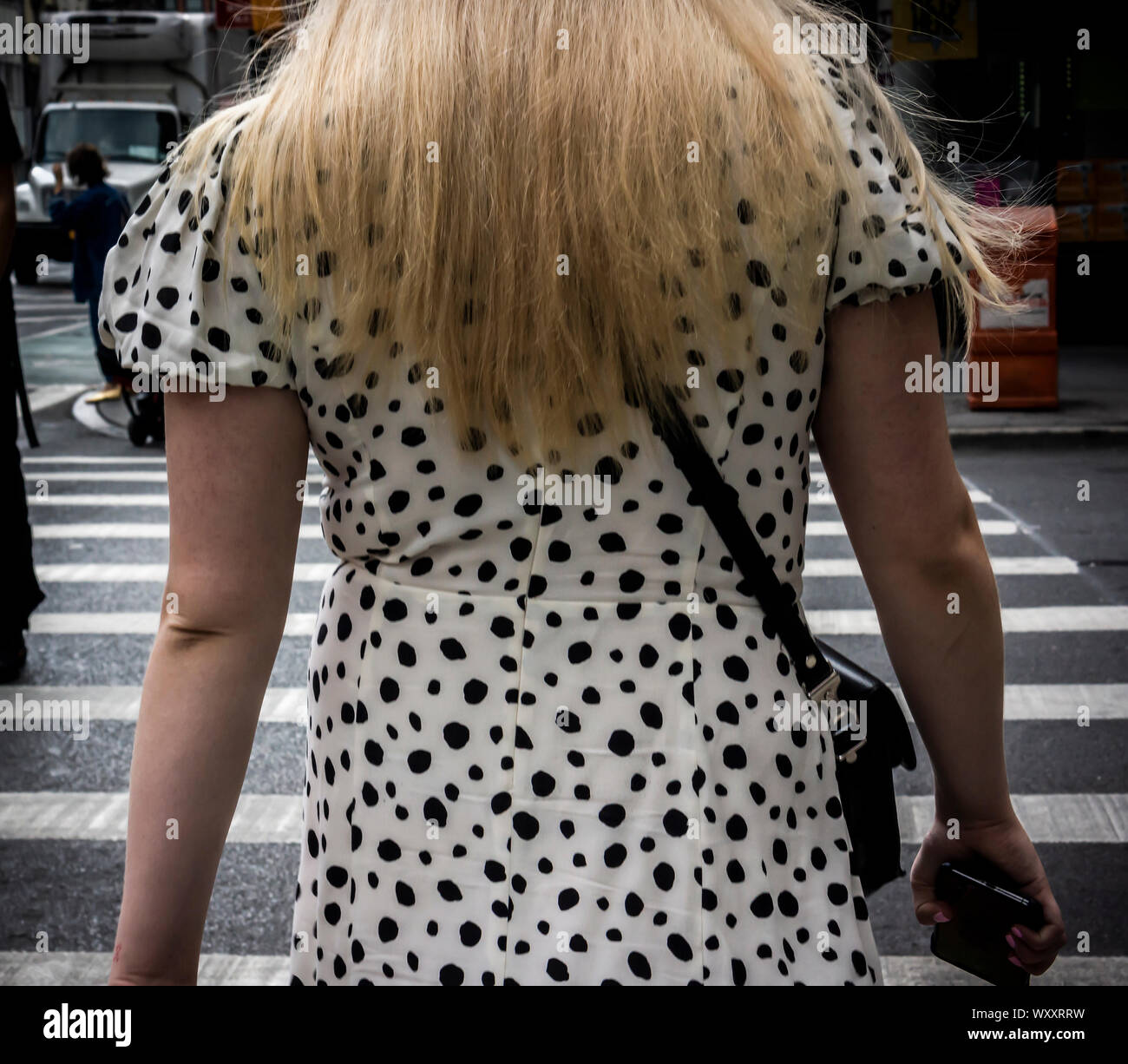 Donna che indossa indossa una polka dot abito di stampa nel quartiere di Chelsea di New York lunedì 9 settembre, 2019. (© Richard B. Levine) Foto Stock