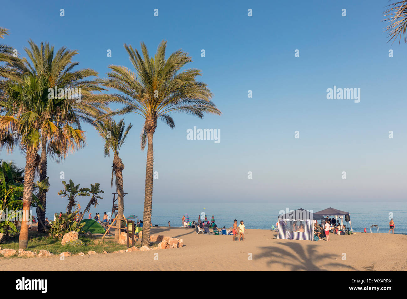El Bombo beach, La Cala de Mijas, Costa del Sol, provincia di Malaga, Andalusia, Spagna meridionale. Foto Stock
