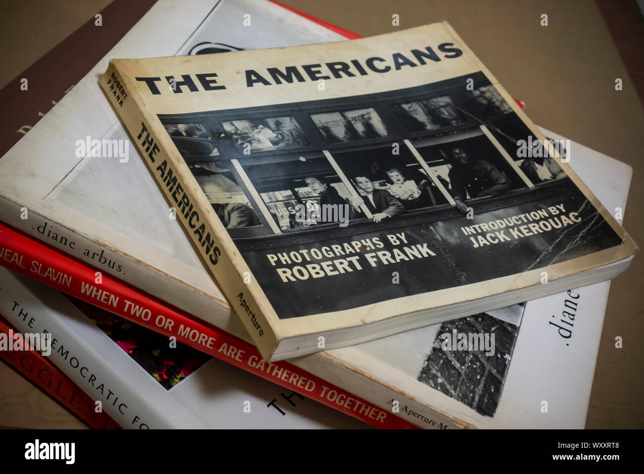 Un ben indossati 1968 edizione di Robert Frank seminale del libro "americani" è visto su un tavolo con altri libri fotografici su Martedì, 10 settembre 2019. Frank è morto lunedì a Inverness, Nova Scotia all'età di 94. (© Richard B. Levine) Foto Stock