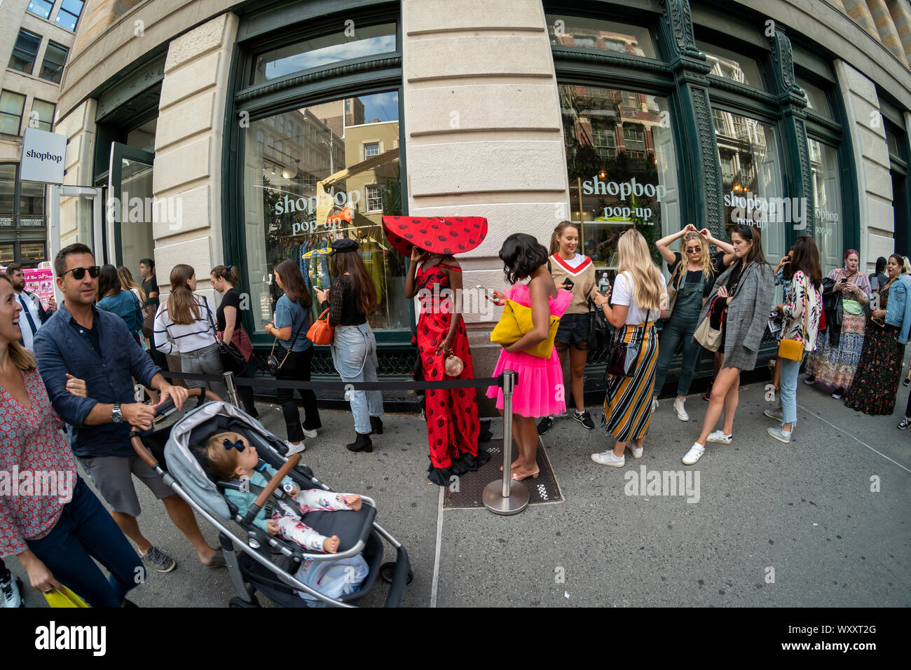 Gli amanti dello shopping line fino al di fuori dell'ShopBop mattoni e malta di pop-up nel quartiere di Soho di New York domenica 8 settembre 2019 per acquistare designer mode. Il 20 enne online merchant ha aperto il suo primo pop-up di mattoni e malta store, distribuzione essa coincida con NYFW. (© Richard B. Levine) Foto Stock