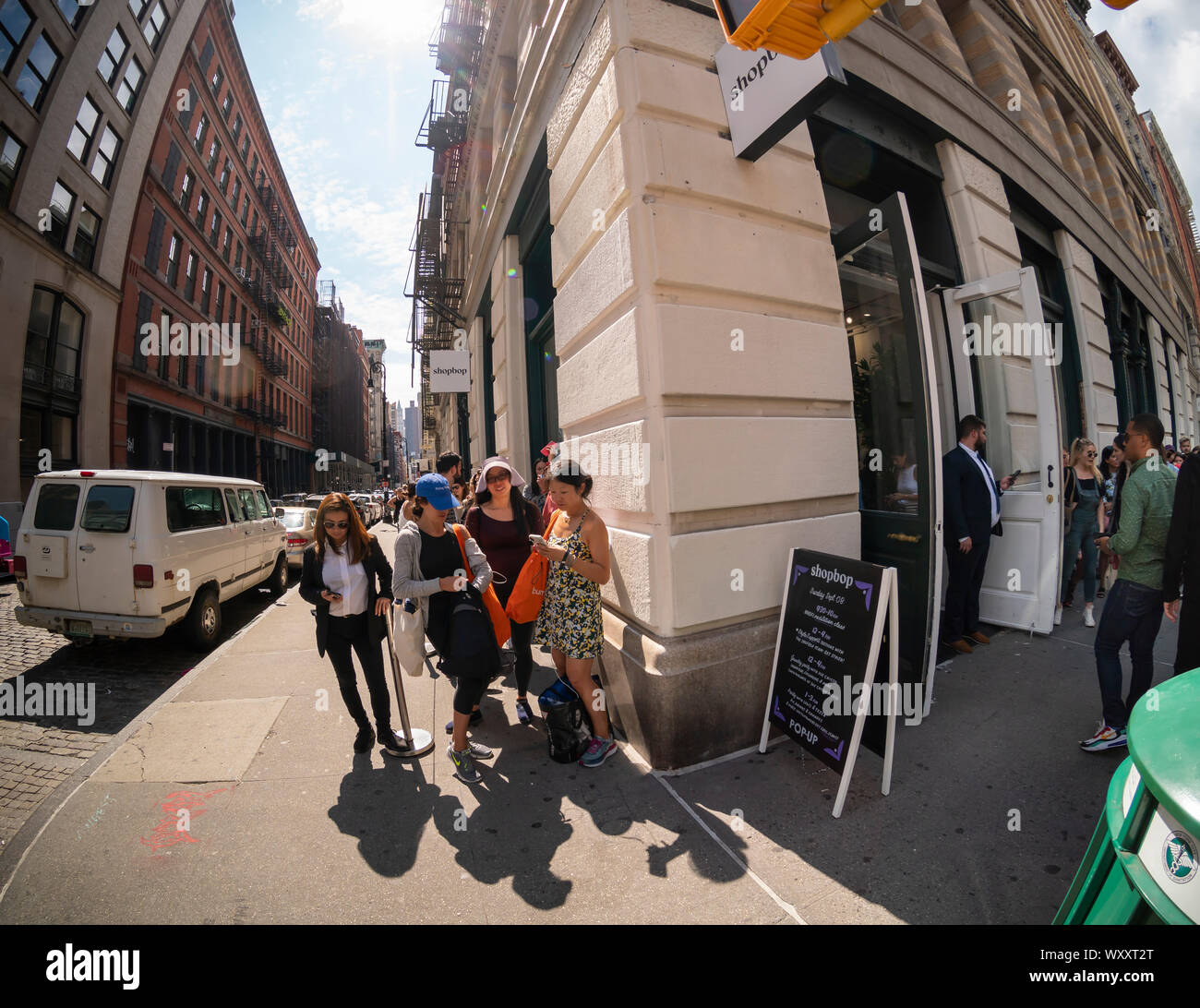 Gli amanti dello shopping line fino al di fuori dell'ShopBop mattoni e malta di pop-up nel quartiere di Soho di New York domenica 8 settembre 2019 per acquistare designer mode. Il 20 enne online merchant ha aperto il suo primo pop-up di mattoni e malta store, distribuzione essa coincida con NYFW. (© Richard B. Levine) Foto Stock