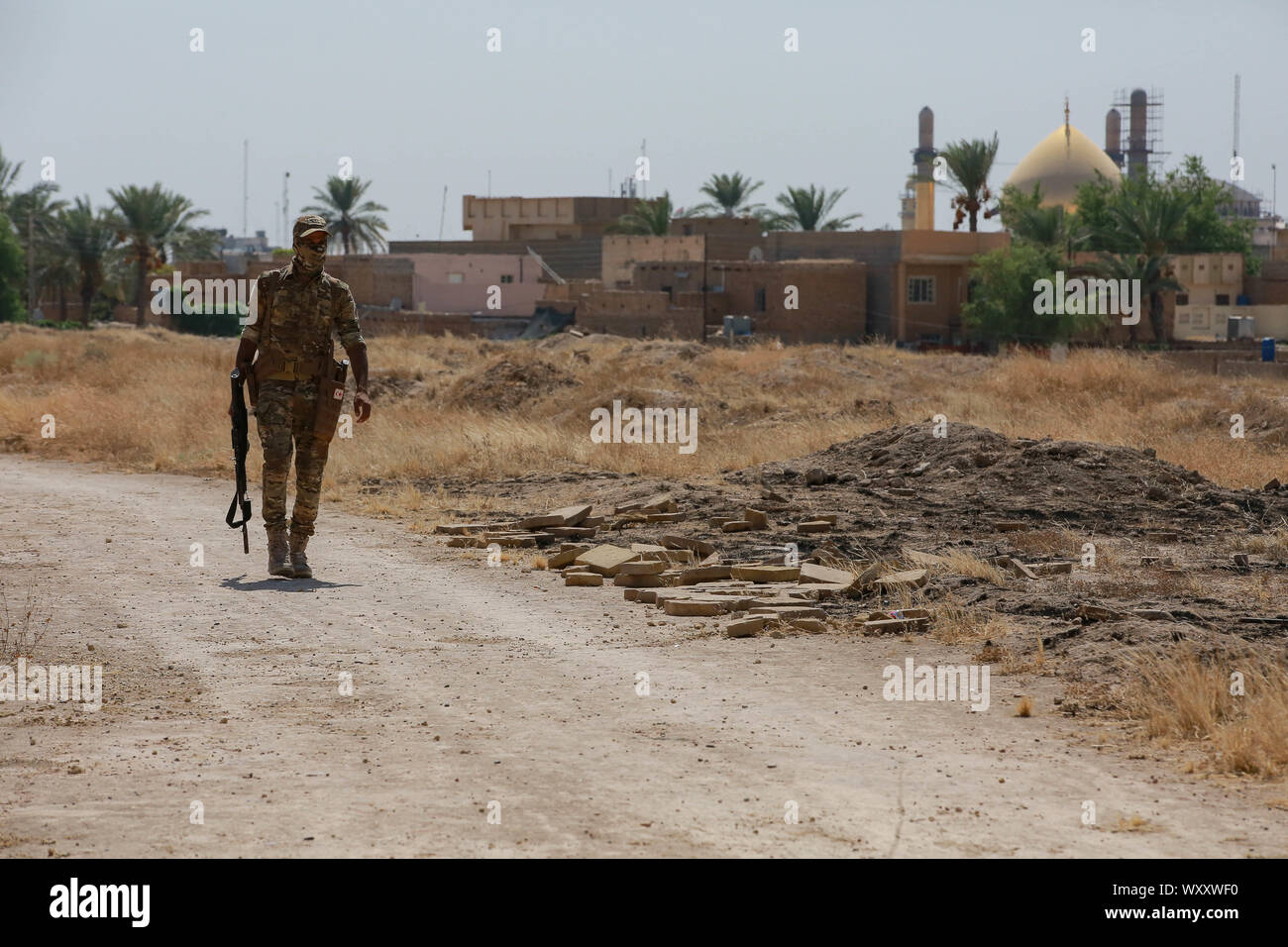 Samarra in Iraq. Xviii Sep, 2019. Un membro della società di pace (Saraya al-Salam), un iracheno gruppo armato legato in Iraq della comunità sciita e parte dello stato iracheno-sponsorizzato mobilitazione popolare forze (PMF), pattuglie come parte delle precauzioni di sicurezza contro le minacce potenziali dal cosiddetto Stato islamico (SI) gruppo di terrore. Credito: Ameer Al Mohammedaw/dpa/Alamy Live News Foto Stock