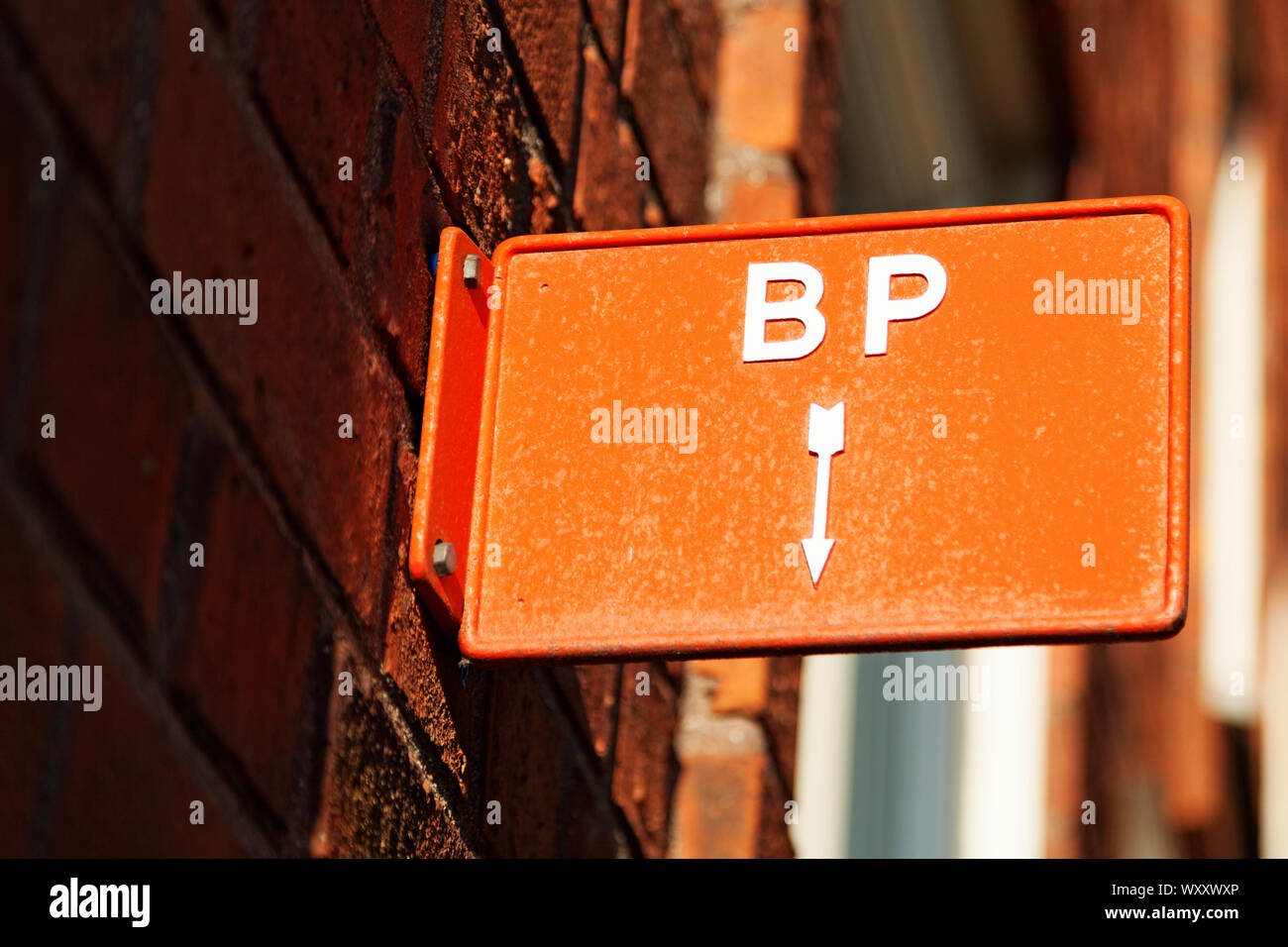 Umea, Svezia - 2 Settembre 2019: segno rosso con le lettere BP significato fire post Foto Stock
