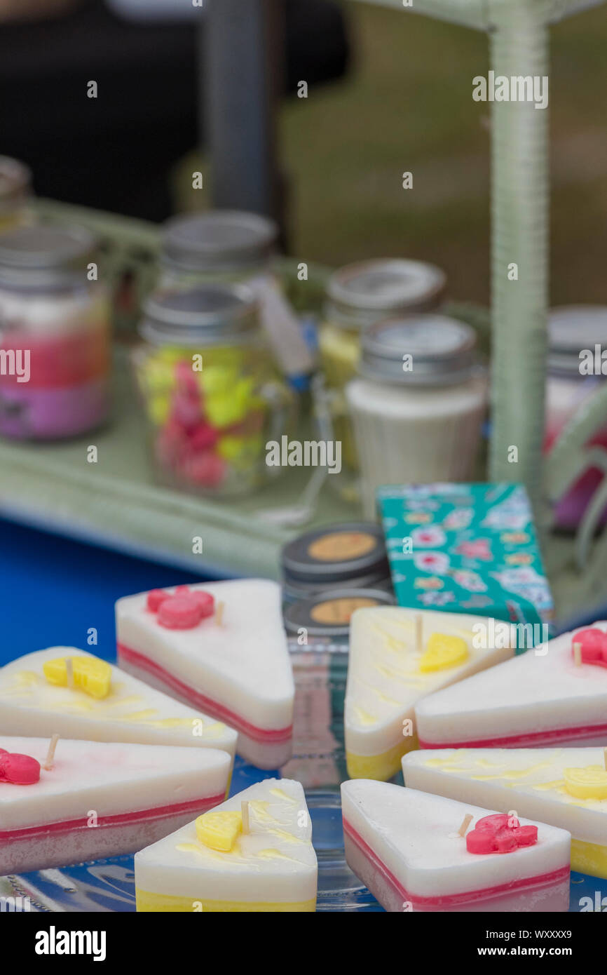 Alcuni zuccherini invitanti torte e dolcetti sul display in un paese fiera artigianale, sticky iced dolci e delizie. Foto Stock