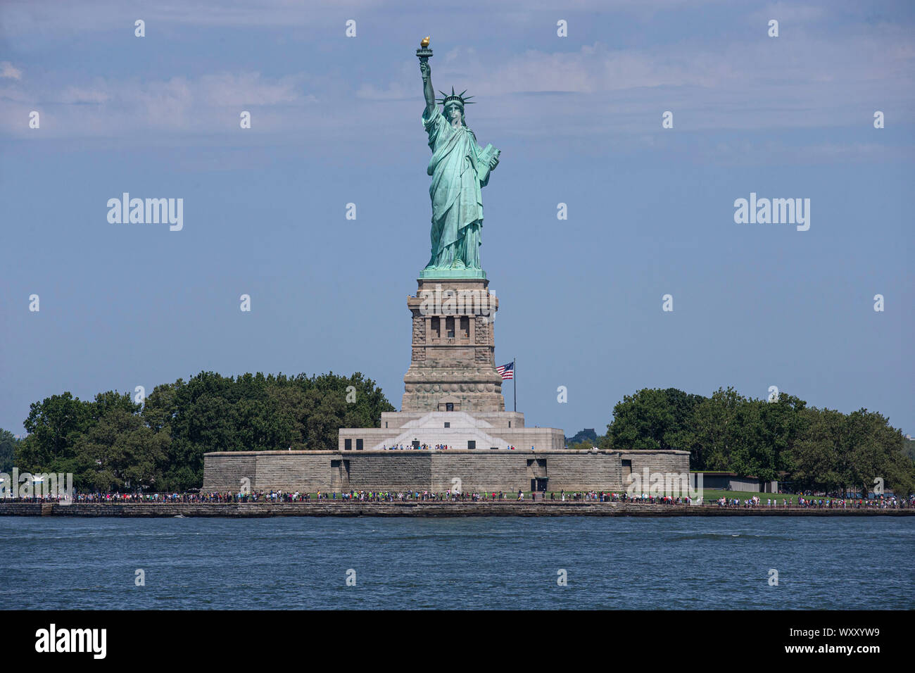 Una vista della Statua della Libertà a bordo di Staten Island Ferry in New York City. Foto Stock