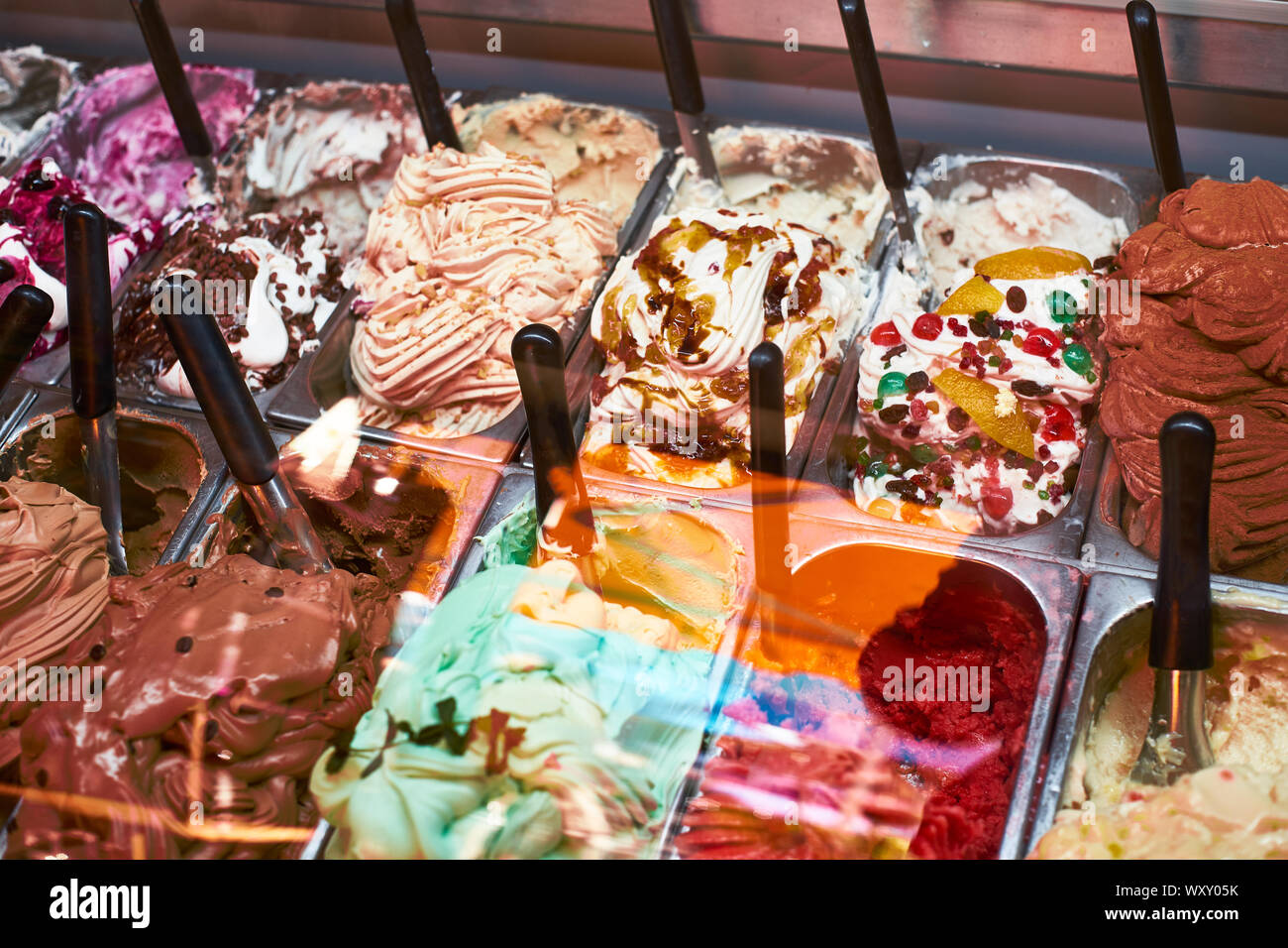 Assortimento di gelato italiano sapori dietro la vetrina del negozio Foto Stock